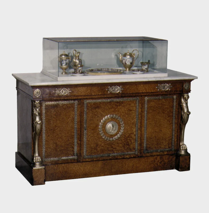 Buffet bas d'époque Empire en acajou flammé avec pilastres et bronzes ciselés