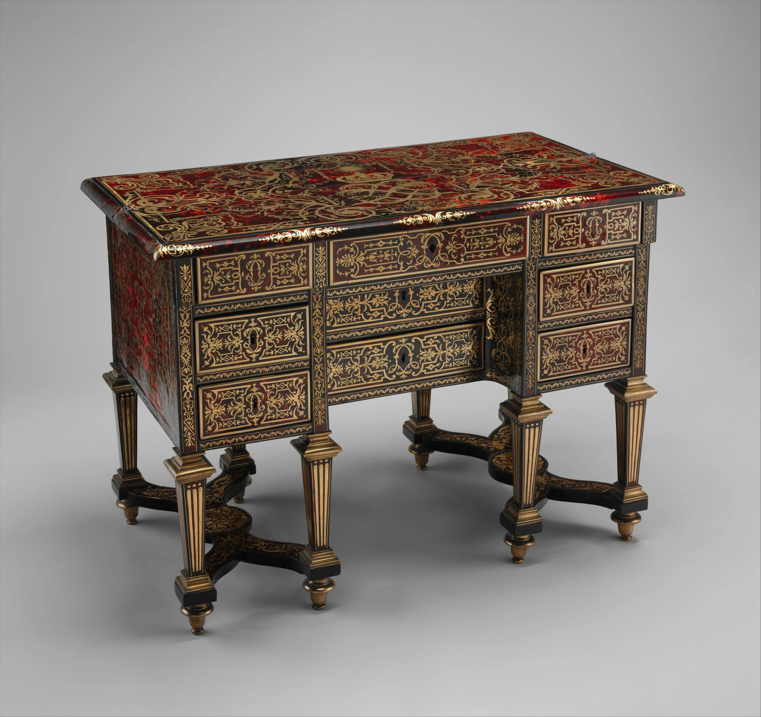 Bureau Mazarin d'époque Louis XIV en marqueterie Boulle à huit pieds réunis par des entretoises