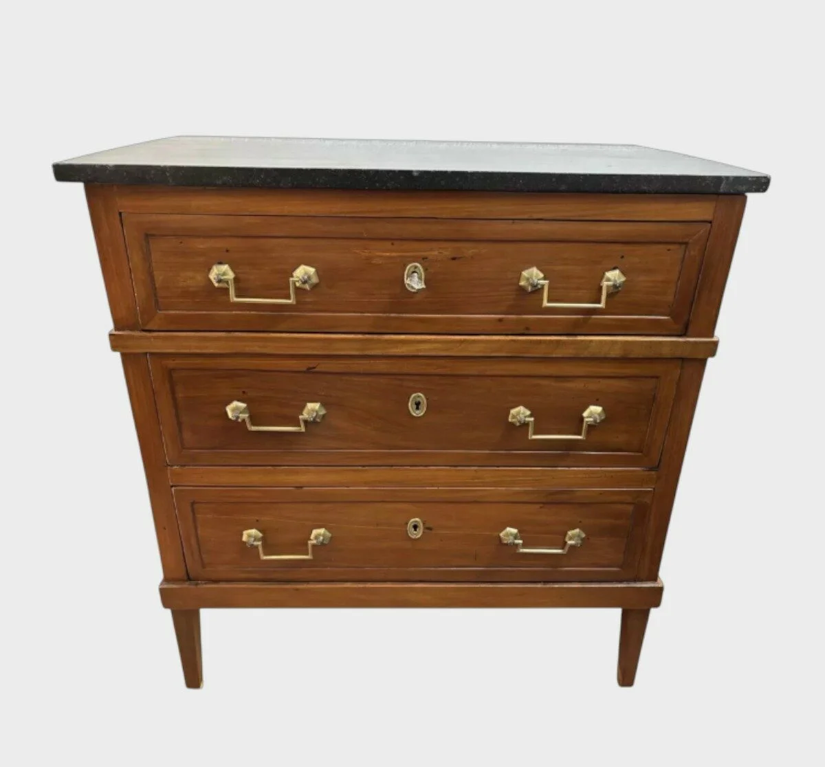 Commode style Directoire avec pieds fuselés et poignées anneaux en bronze