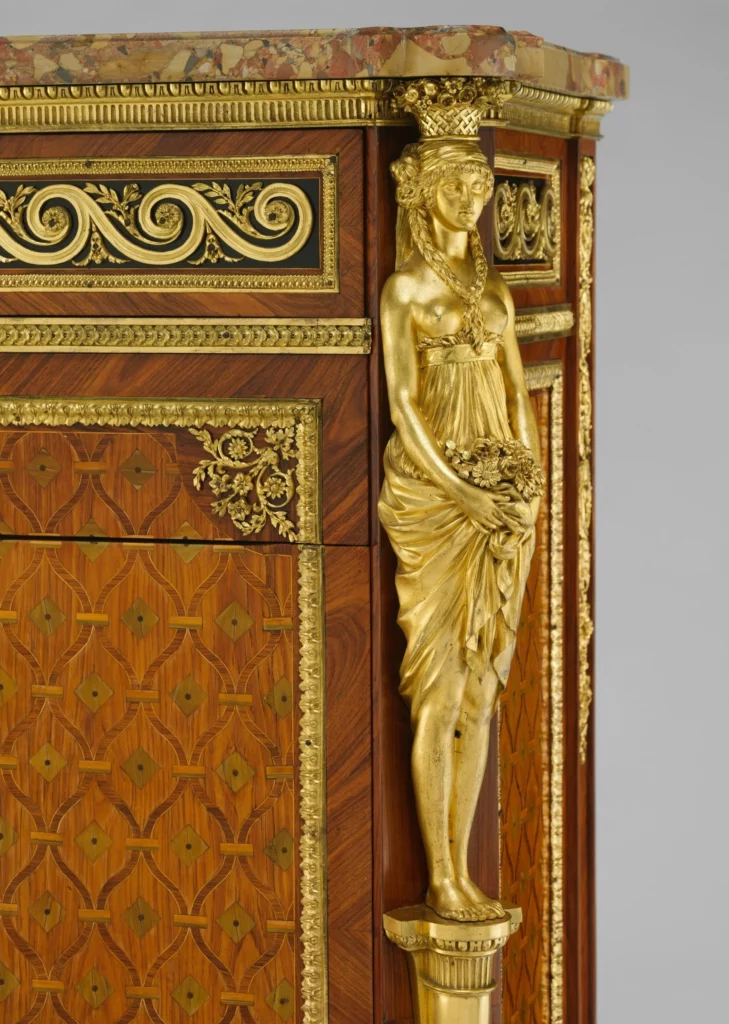 Détail de bronze d'ameublement Louis XVI : chute d'angle avec cariatide drapée et frise d'entrelacs